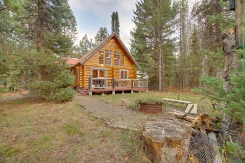 Wagon Wheel Casa | Donnelly Cabin with Private Deck Near Lake Cascade!