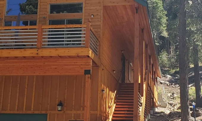 Truckee Apartamento | Donner Lake Studio Apt. FOREST ENVELOPED (quiet). Lake across street. PETS.