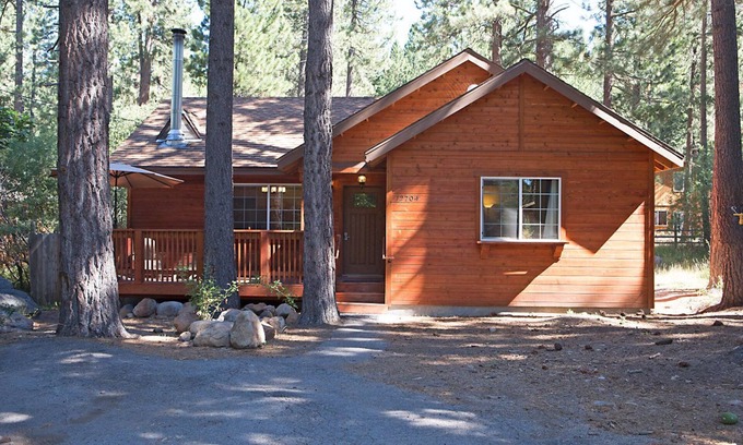 Truckee Cabina | Estilo moderno, Bañera de hidromasaje, Parrilla, Cocina del chef, Minutos a centros turísticos, Se admiten perros