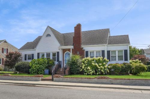 Chincoteague Casa | Donovan's Reef - Pet friendly, In Town!