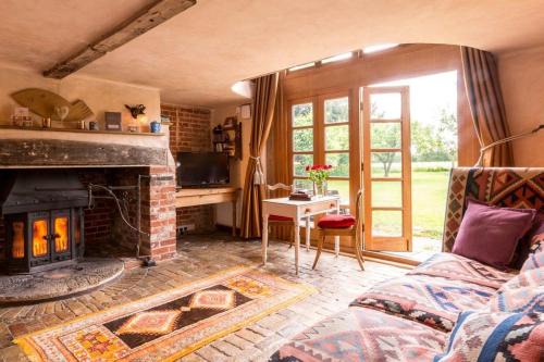 Sudbury Casa | Dons Barn a Stunning cottage just a walk across the fields to a great pub