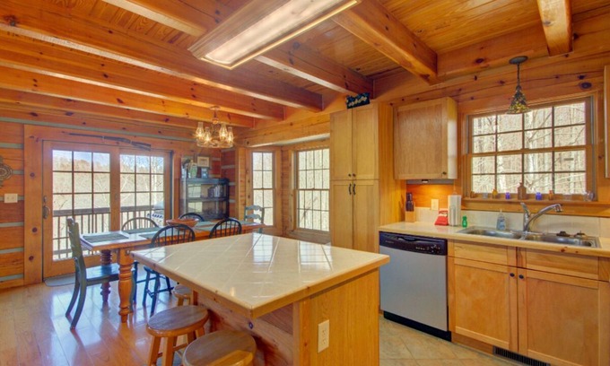 Marshall Casa | Doolittle Mountain Cabin River View w/Free Biltmore Pass and more