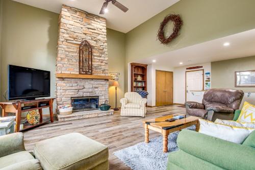 Egg Harbor Casa | Door County Townhome Pool Access, 1 Mi to Beach!
