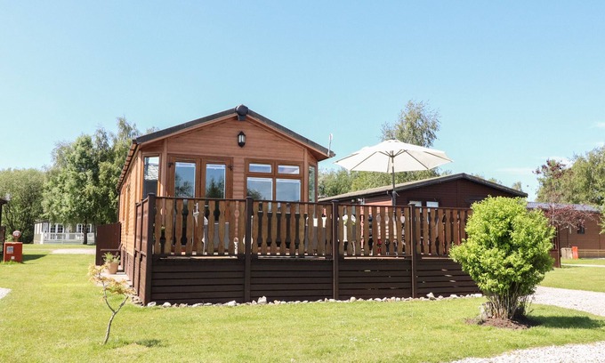 Warton Cabaña | DOORMOUSE LODGE, pet friendly in South Lakeland Leisure Village