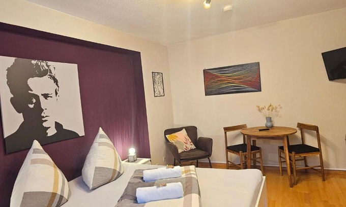 Zahringen Casa | Doppelzimmer 1 I geteiltes Bad & Küche I mit dem Zug nur 4 min bis zum Hauptbahnhof