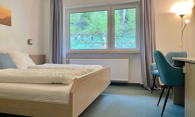 Gernsbach Apartamento | Habitación doble de lujo con baño y aseo.