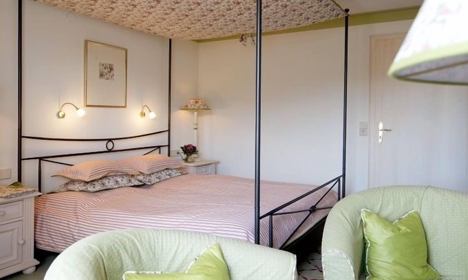 Kirchzarten Apartamento | Habitación doble "confort" con baño y ducha.