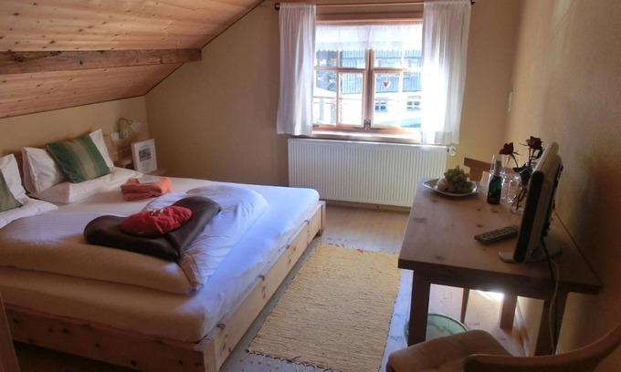 Mellau Apartamento | Doppelzimmer Mörzelspitze - Denkmalgeschütztes Haus im Idyllischen Mellau - Nazes Hus