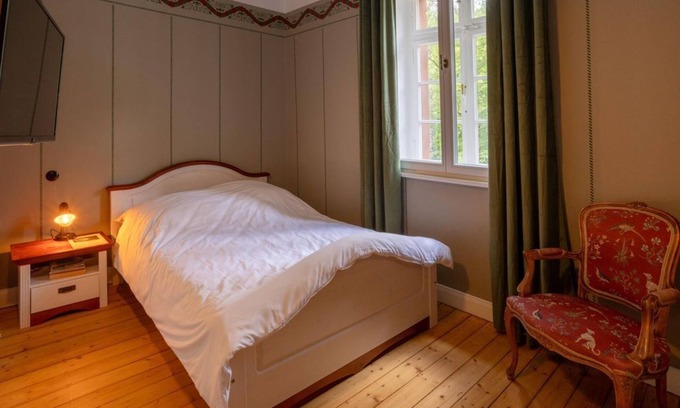 Ahutte Cama Y Desayuno | Doppelzimmer mit Wandverzierung - Museumsbahnhof Ahütte