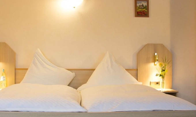 Neroth Casa | Doppelzimmer Plus Standard ohne Frühstück - Zur Neroburg, Hotel Restaurant