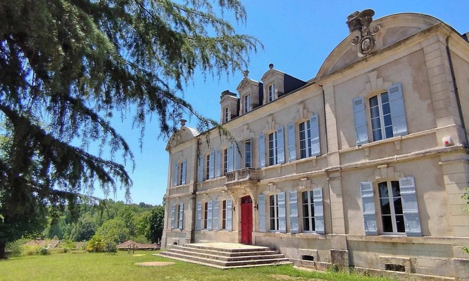 Bourdeilles Otro | Dordogne Château with Pool & Garden – Sleeps 14
