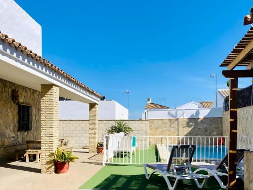 Conil de la Frontera Casa | Dos Chalets Separados con Piscina Privada Cada Uno - Perfectos para Grupos Grandes Cerca del Pueblo