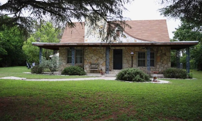 Kerrville Cabaña | Dos Pinos Riverside Cottage near DT Kerrville