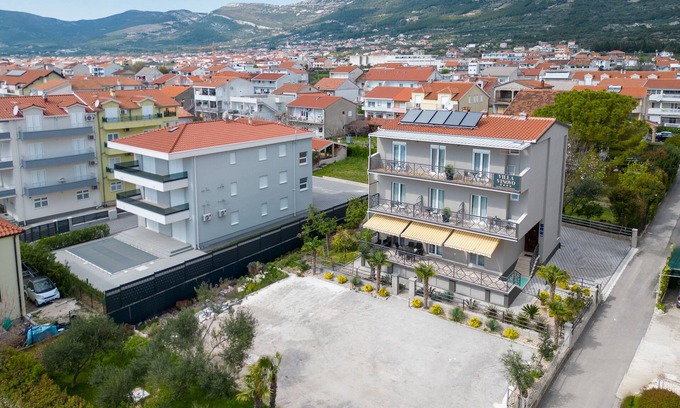 Kastel Sucurac Apartamento | Double bed Room With Private Bathroom and Balcony