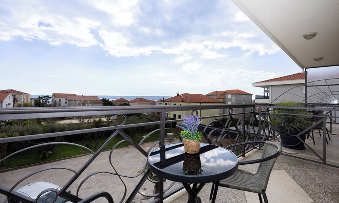 Kastel Kambelovac Apartamento | Double bed Room With Private Bathroom and Balcony