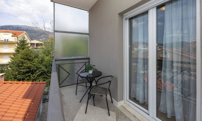 Kastela Apartamento | Double bed Room With Private Bathroom and Balcony