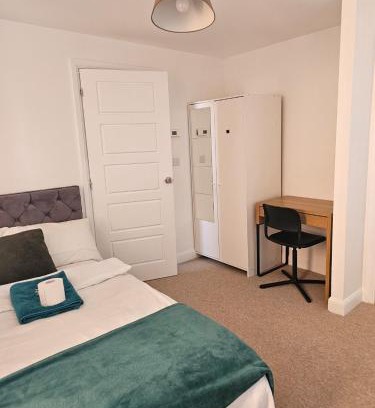 Dartford Casa | Double Bedroom in Dartford central- Private Toilet & Bathroom