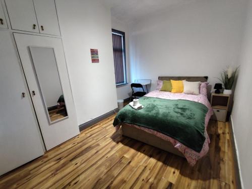 Manchester Casa | Double-Bedroom in the Heart of Harpurhey Manchester A3 Perfect for Short Stays