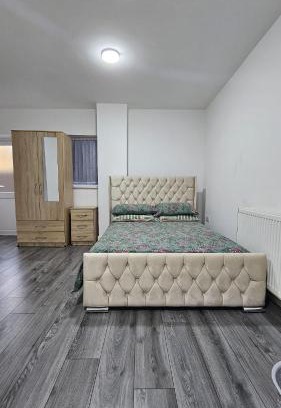Oldbury Casa | Double Bedroom with private bathroom and shared kitchen