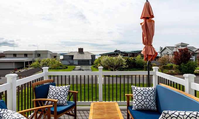 Freeland Casa | Double Bluff Beach & Deer Lagoon Whidbey Home