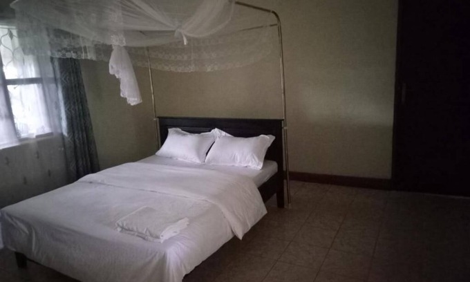 Masindi Cama Y Desayuno | Double BnB Room with Private Bathroom #1