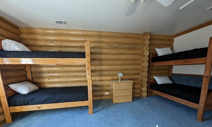 Hot Springs Cabina | Double Bunkbeds in Rustic Cabin - Room 225