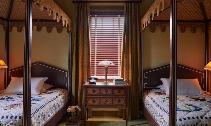 Mount Vernon Casa | Double Delight at Ulysses Hotel: Unique Decor & On-Site Dining in Downtown