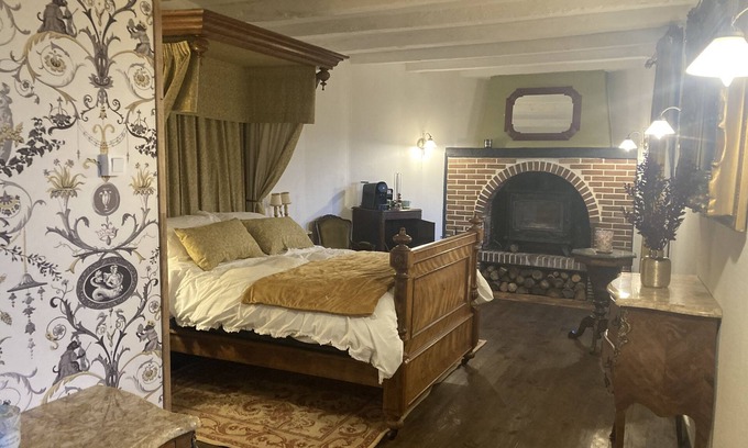 Bellac Cama Y Desayuno | Double Deluxe Room (3) Newly renovated, Seating area, spacious with river view.