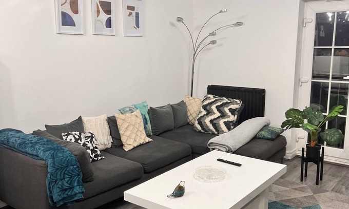 Leeds Apartamento | Double en-suite bedroom with a kingsized bed in a shared 2 bedroom apartment.
