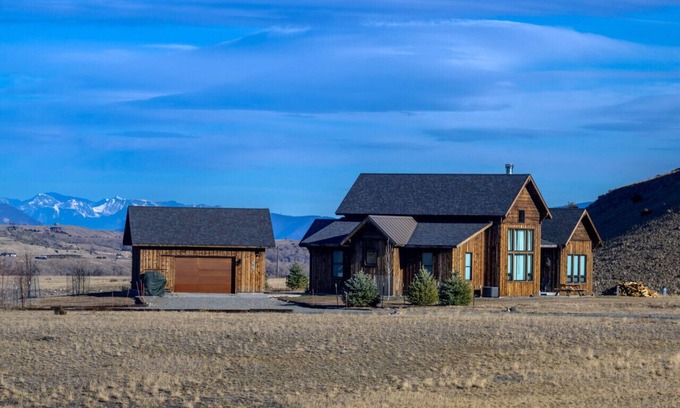 Pray Casa | Double MM Ranch · 2 Bedrooms Plus a Spacious Sleeping Loft (Sleeps 8)