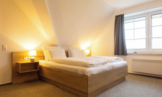 Dorumer Neufeld Apartamento | Double room 123. Bright interior and garden view.