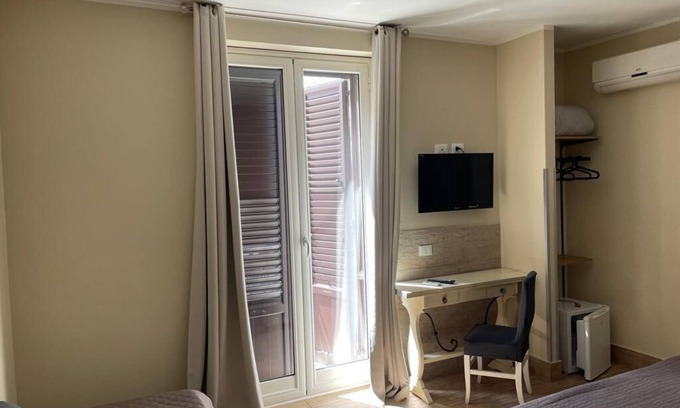 Corso dei Mille - Sant'Erasmo Casa | Double room, bright with a view of Palermo central station (3)