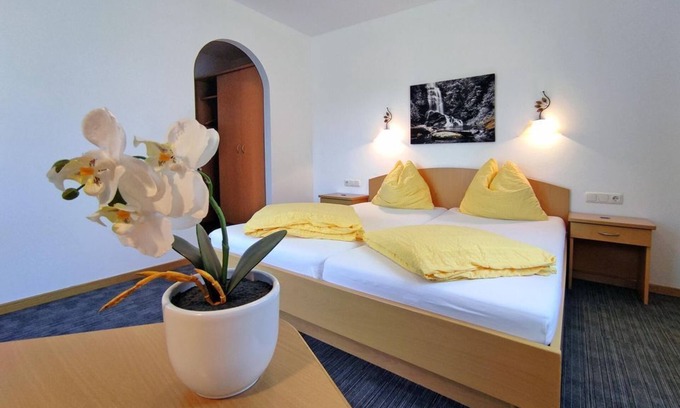 Fusch an der Grossglocknerstrasse Casa | Double room Cat. A (B&B 1-2 N) - waterfall, hotel