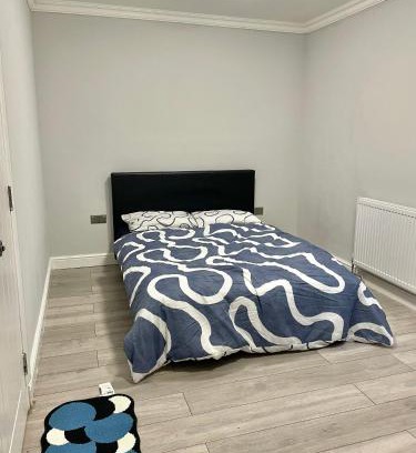 Whittington Casa | Double Room in Colindale With Shared Bathroom