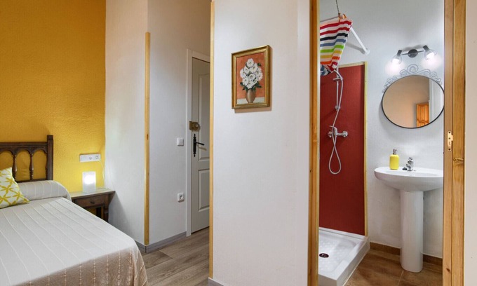 Ejulve Casa | Habitacion Doble-Baño Privado-Vista a la Montana-Amarilla