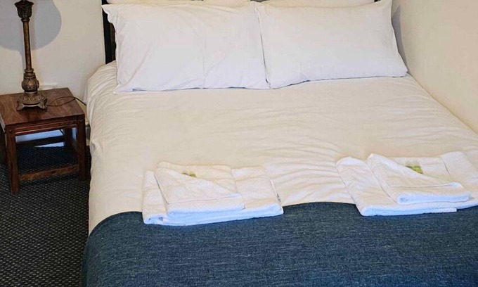 Mynydd Isa Casa | Double Room Shared Bathroom Free Wi-Fi TV Mold