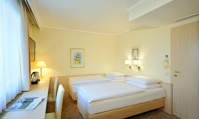Elisabeth-Vorstadt Casa | Habitación doble estándar con ducha y bañera, inodoro - maquinilla, hotel