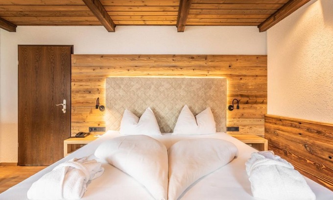 Seefeld Pedestrian Zone Casa | Amor urbano - Alpenhotel ... enamórate