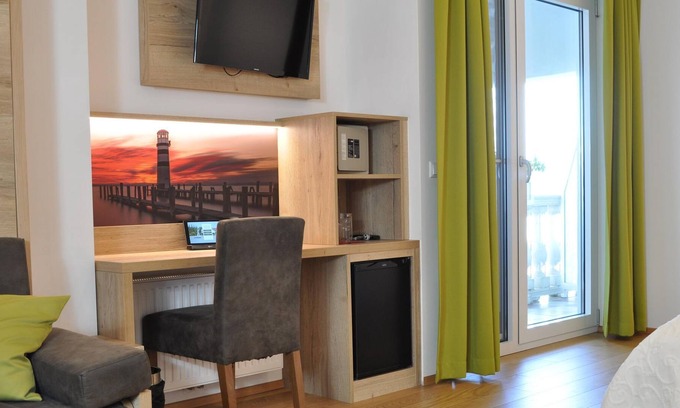 Neusiedl am See Casa | Double room with balcony, lake view, south/west side - Seehotel Herlinde