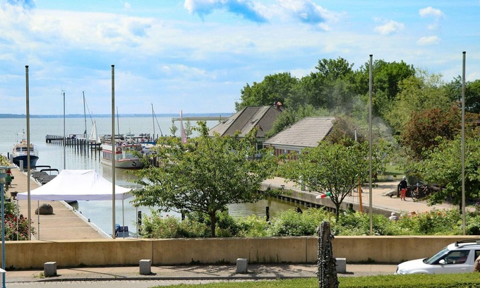 Ostseebad Wustrow Apartamento | Double room with balcony and Bodden view directly at the harbor of Wustrow