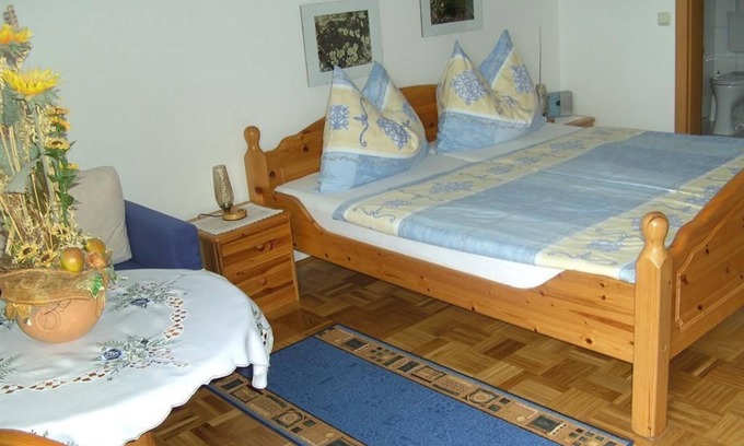 Straden Cama Y Desayuno | Double room with balcony no. 3 - Gästehaus Stöckler