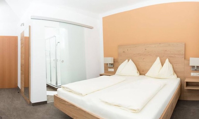 Tiefgraben Cama Y Desayuno | Habitación doble con cama supletoria - Pension Irlingerhof ***