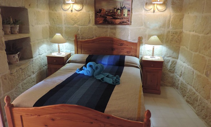 Santu Pietru Cama Y Desayuno | Habitación doble con baño privado y uso de piscina.