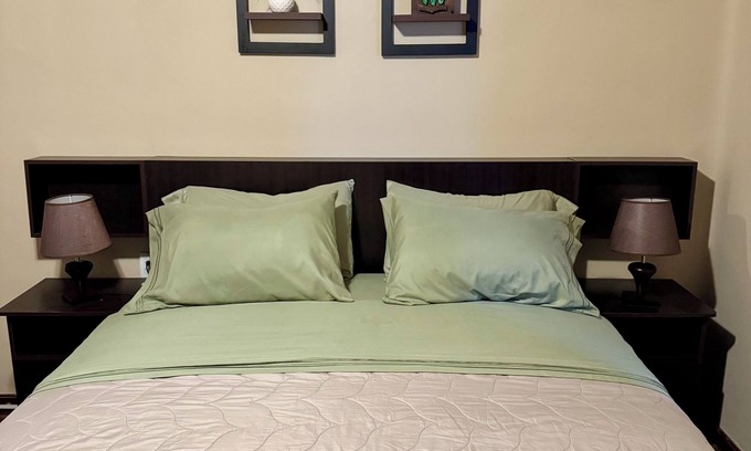 Cochabamba Casa | Habitación doble con cama queen y sofa cama, terraza y plantas