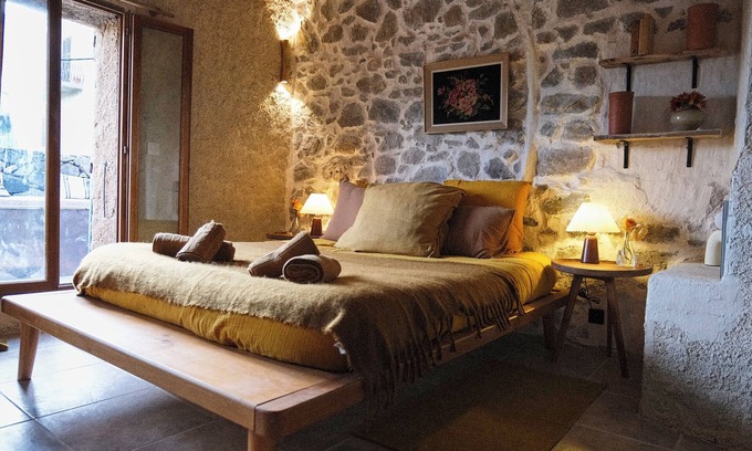 Corbara Cama Y Desayuno | Double room with terrace in a village house in Corbara