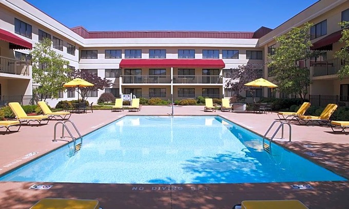 Sharonville Hotel | DoubleTree Suites by Hilton Cincinnati - Blue Ash