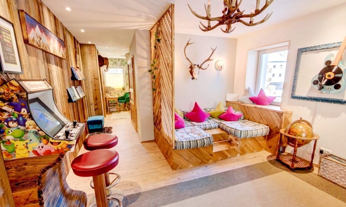 Medraz Apartamento | Doug's funky ski/summer apmt w Poker, Bouldering etc