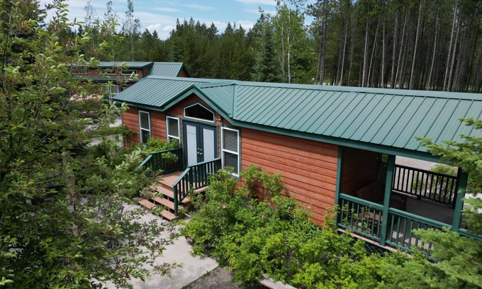 West Glacier Cabina | Douglas Fir