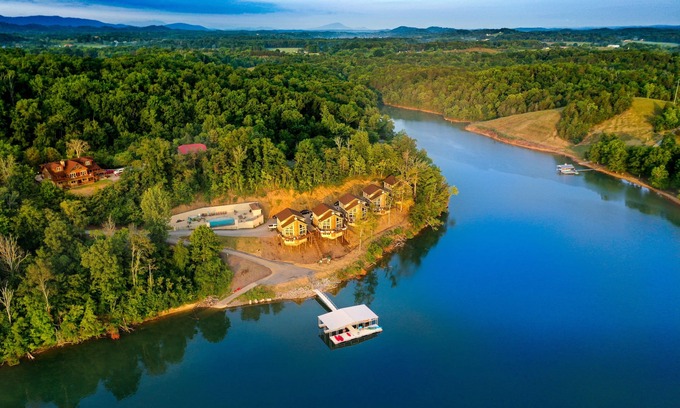 Newport Casa | ¡Villa de lujo de 7 dormitorios frente al lago! ¡Duerme hasta 18 personas y cerca de Smokies!