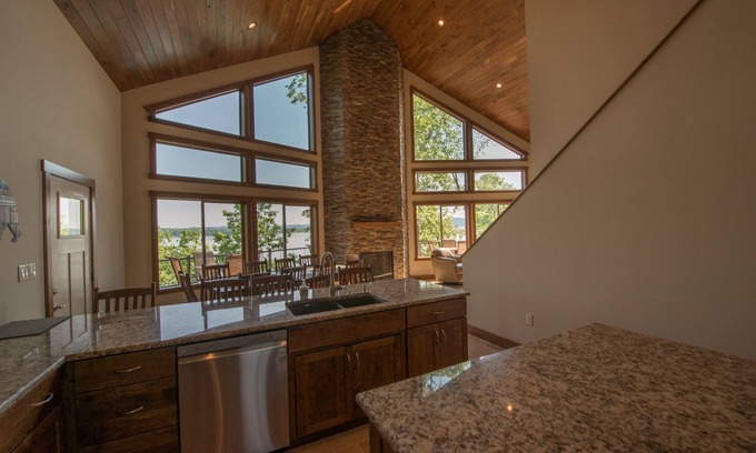 Newport Casa | ¡Nueva villa de lujo de 7 dormitorios frente al lago! Tiene capacidad para 18 personas y cerca de The Smokies
